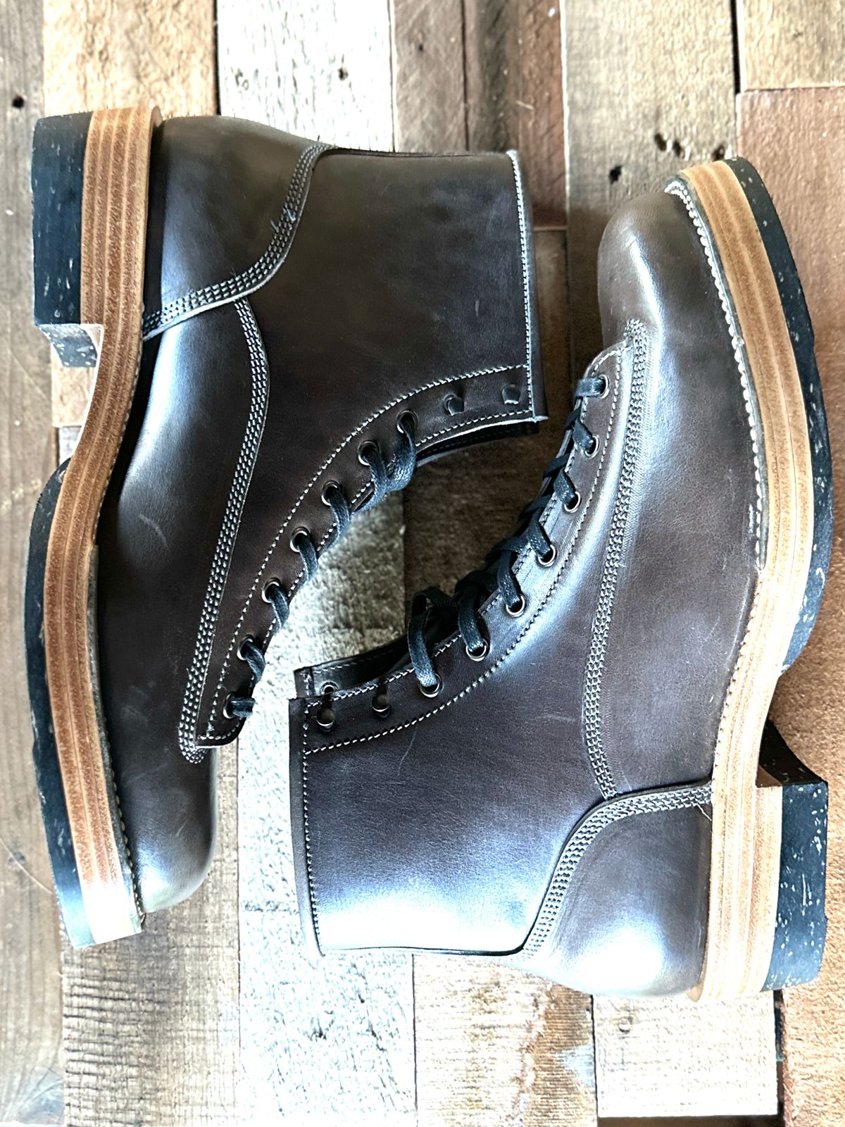 Photo by ChrisoftheW on October 5, 2025 of the Caswell Boot Company Carver in Maryam Graphite TPR Horsebutt.