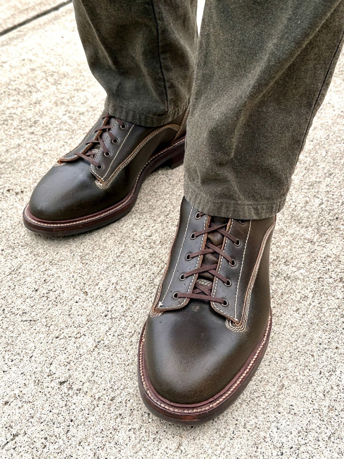 Photo by ChrisoftheW on July 9, 2024 of the Caswell Boot Company Carver in Horween Olive Waxed Flesh.