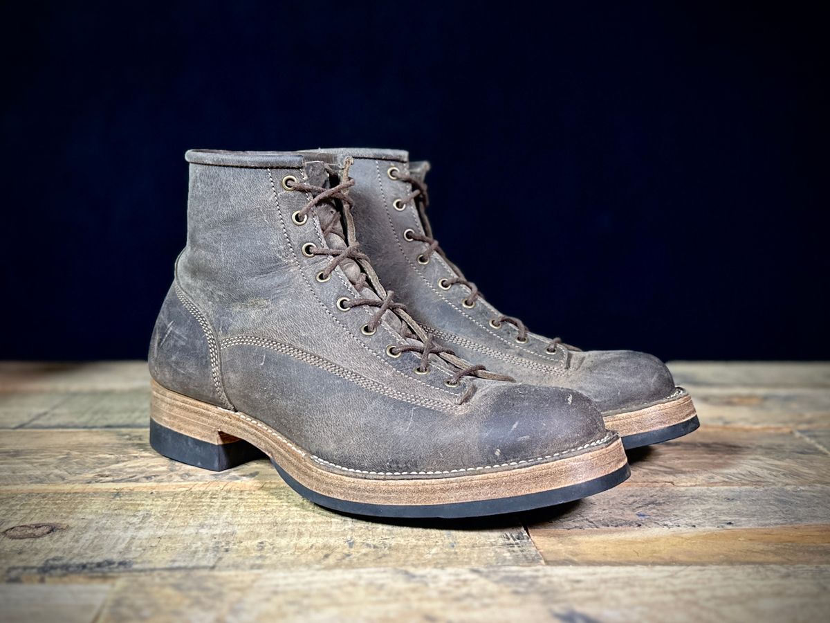 Photo by ChrisoftheW on January 6, 2025 of the Caswell Boot Company Carver in Gallun Charcoal Teton Stag.