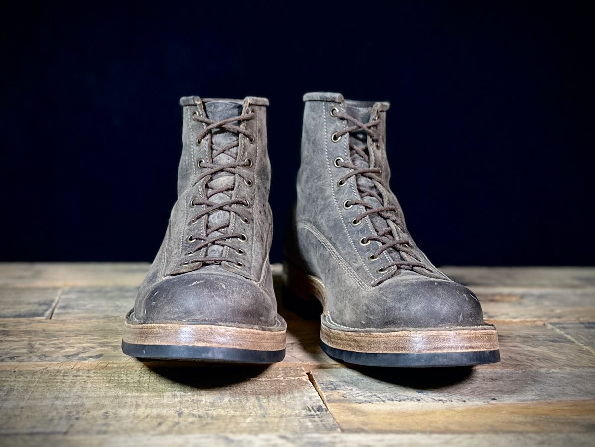 Photo by ChrisoftheW on January 6, 2025 of the Caswell Boot Company Carver in Gallun Charcoal Teton Stag.