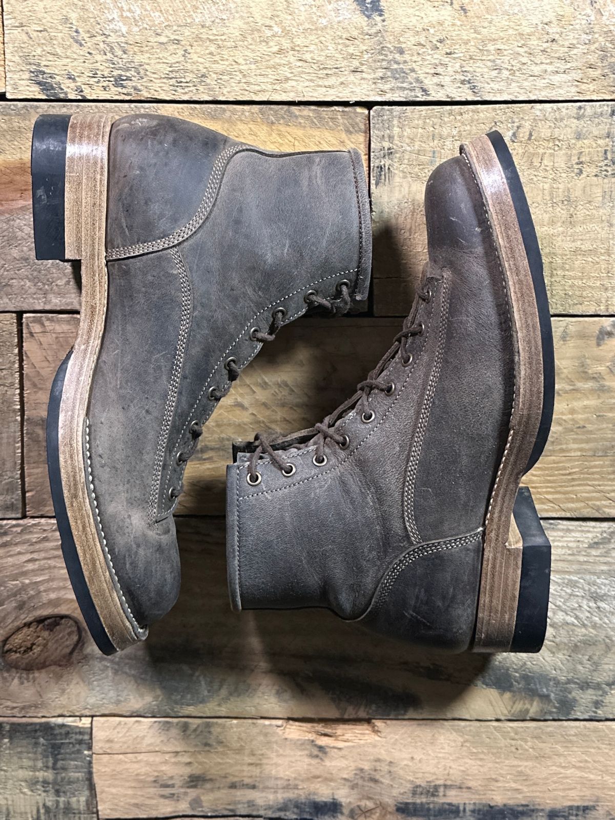 Photo by ChrisoftheW on January 6, 2025 of the Caswell Boot Company Carver in Gallun Charcoal Teton Stag.