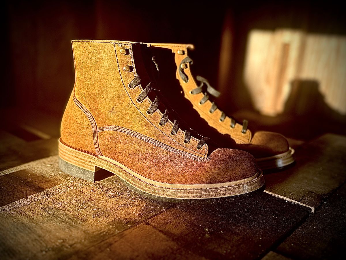 Photo by ChrisoftheW on September 4, 2024 of the Caswell Boot Company Carver in Gallun Sand Wild Boar.