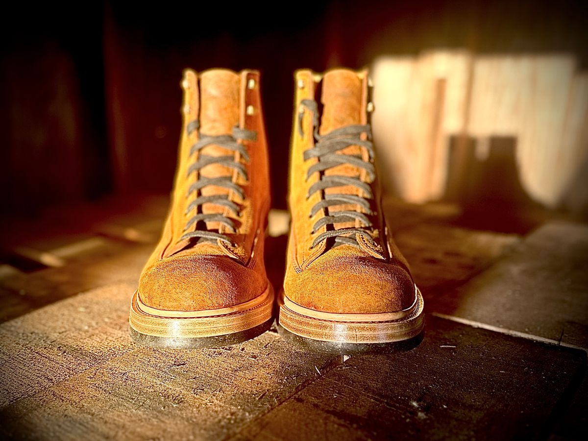 Photo by ChrisoftheW on September 4, 2024 of the Caswell Boot Company Carver in Gallun Sand Wild Boar.