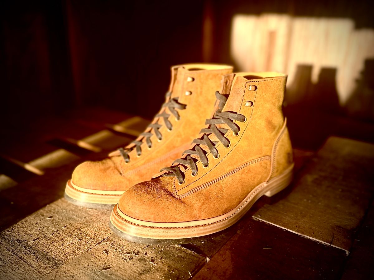 Photo by ChrisoftheW on September 4, 2024 of the Caswell Boot Company Carver in Gallun Sand Wild Boar.