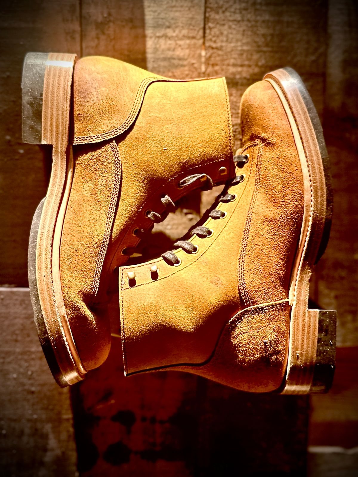 Photo by ChrisoftheW on September 4, 2024 of the Caswell Boot Company Carver in Gallun Sand Wild Boar.