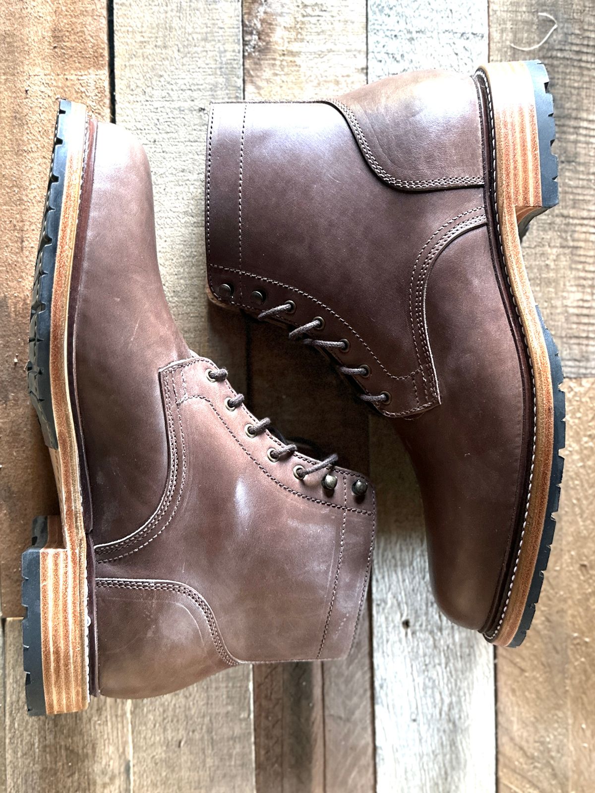 Photo by ChrisoftheW on October 5, 2025 of the Caswell Boot Company Lisbon in Maryam 1071 Horsebutt.