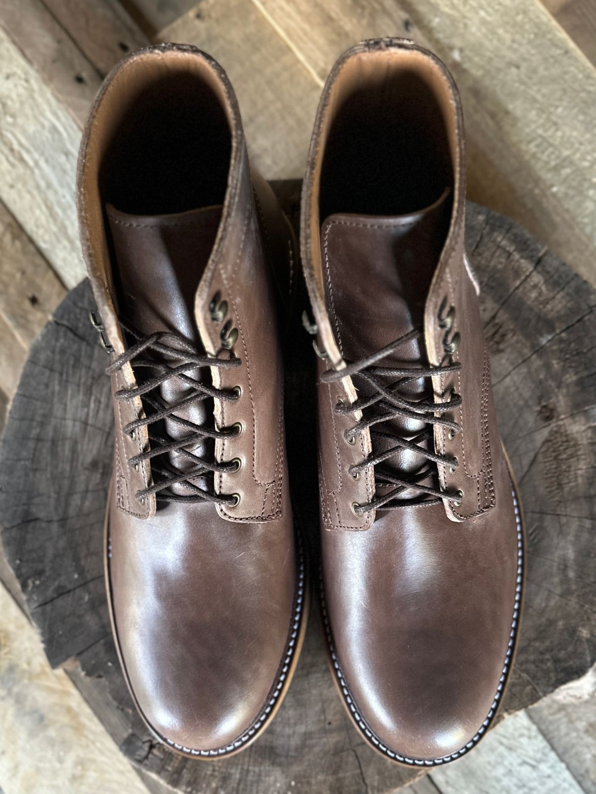 Photo by ChrisoftheW on October 5, 2025 of the Caswell Boot Company Lisbon in Maryam 1071 Horsebutt.