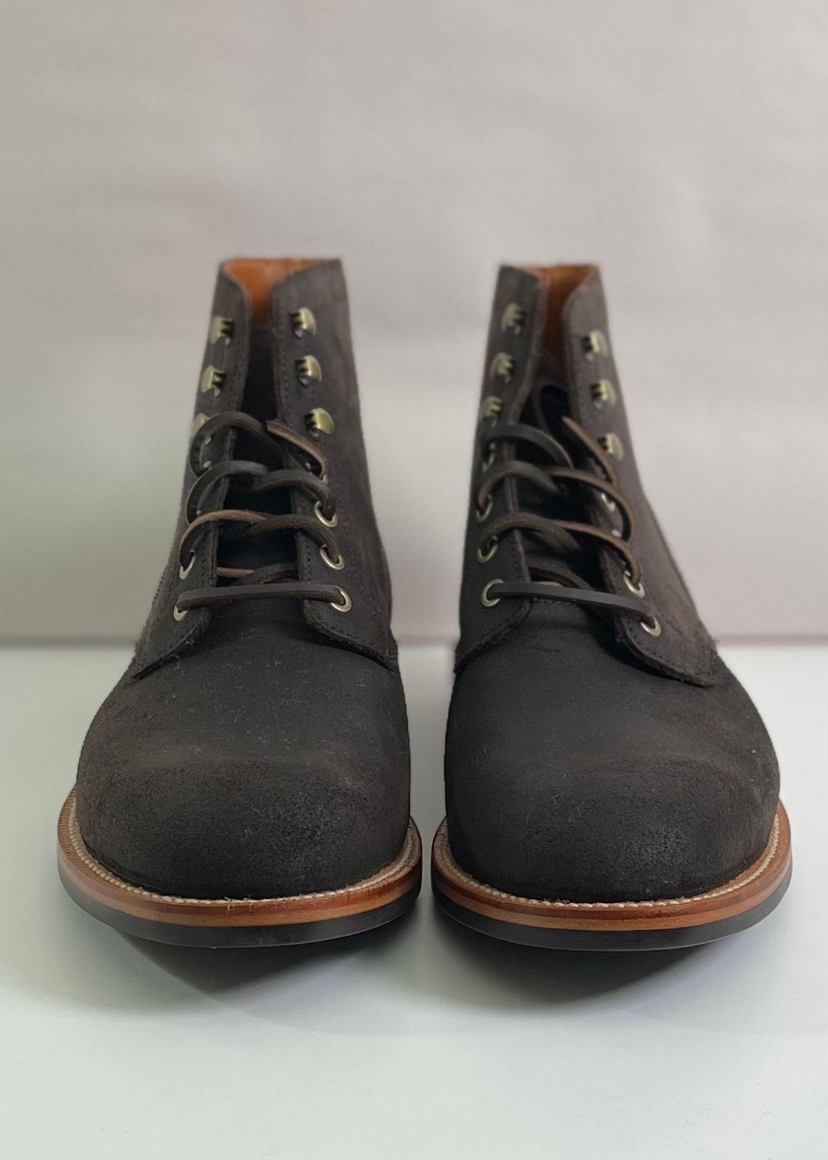 Photo by ChrisoftheW on October 5, 2022 of the Grant Stone Diesel Boot in C.F. Stead Earth Waxy Commander Suede.