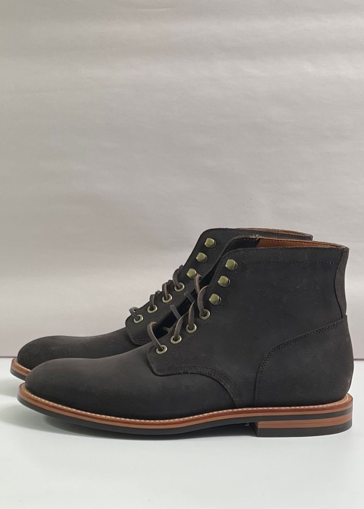 Photo by ChrisoftheW on October 5, 2022 of the Grant Stone Diesel Boot in C.F. Stead Earth Waxy Commander Suede.
