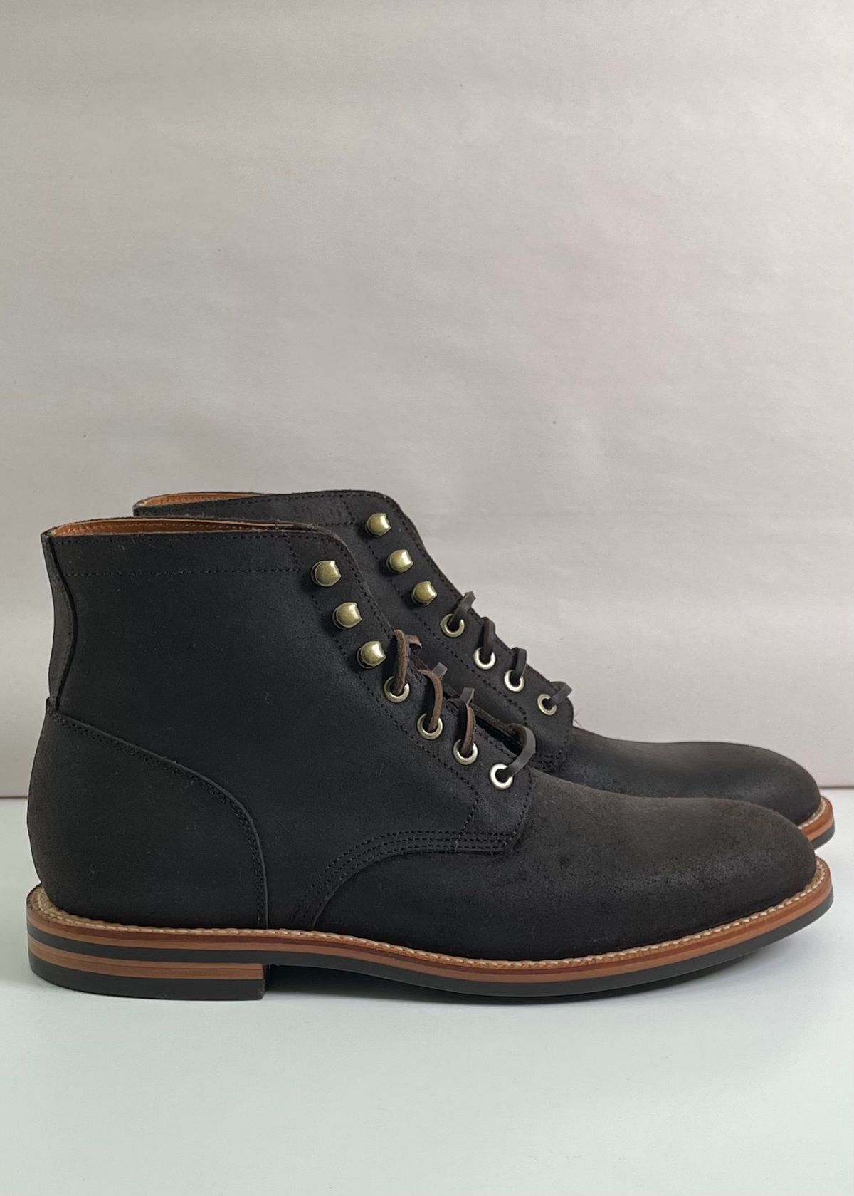 Photo by ChrisoftheW on October 5, 2022 of the Grant Stone Diesel Boot in C.F. Stead Earth Waxy Commander Suede.