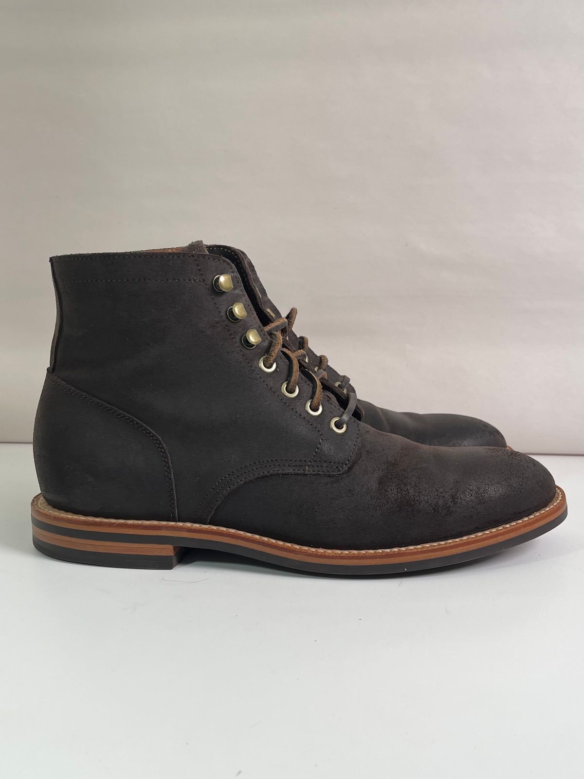 Photo by ChrisoftheW on November 4, 2022 of the Grant Stone Diesel Boot in C.F. Stead Earth Waxy Commander Suede.