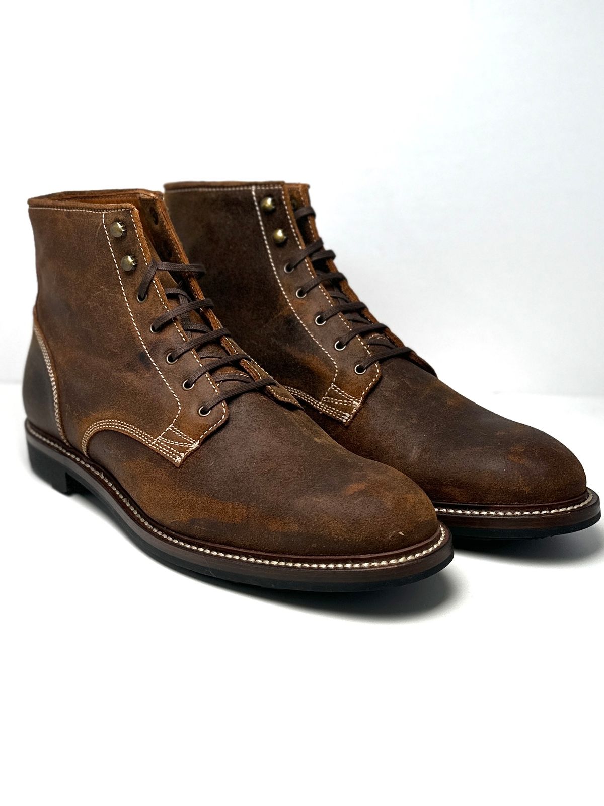 Photo by ChrisoftheW on August 10, 2023 of the Caswell Boot Company Lisbon II in C.F. Stead Prairie Waxy Commander.