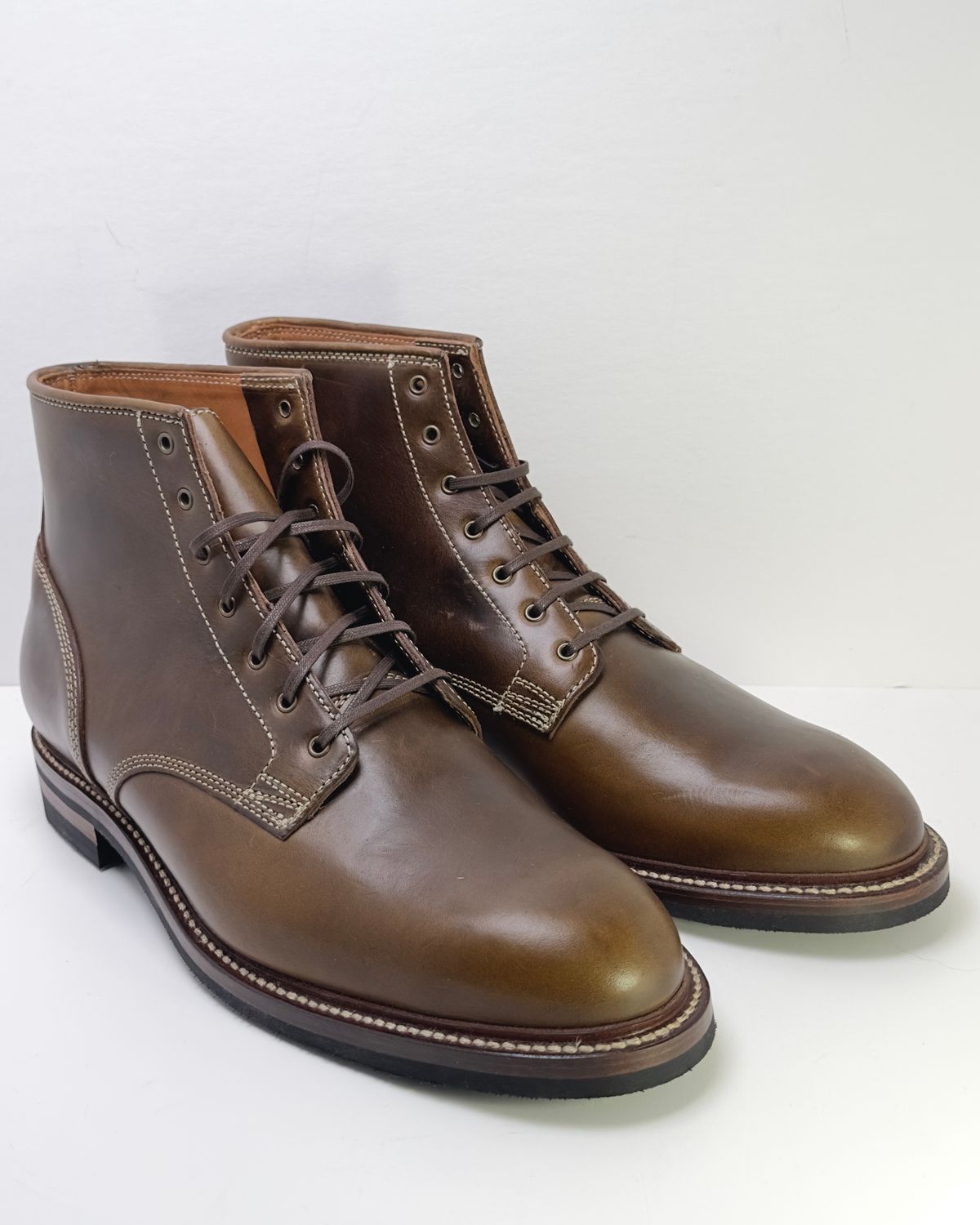 Photo by ChrisoftheW on November 2, 2023 of the Caswell Boot Company Lisbon II in Horween Olive Chromexcel.