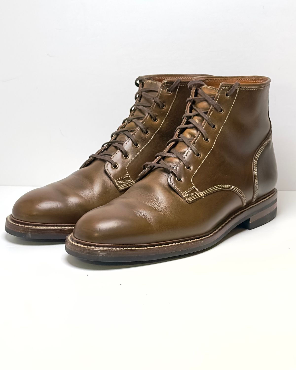 Photo by ChrisoftheW on March 6, 2024 of the Caswell Boot Company Lisbon II in Horween Olive Chromexcel.