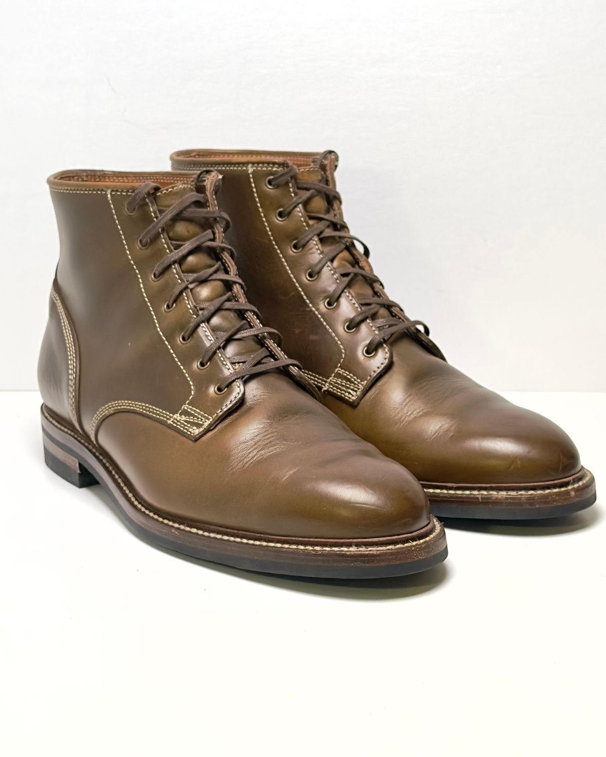 Photo by ChrisoftheW on March 6, 2024 of the Caswell Boot Company Lisbon II in Horween Olive Chromexcel.