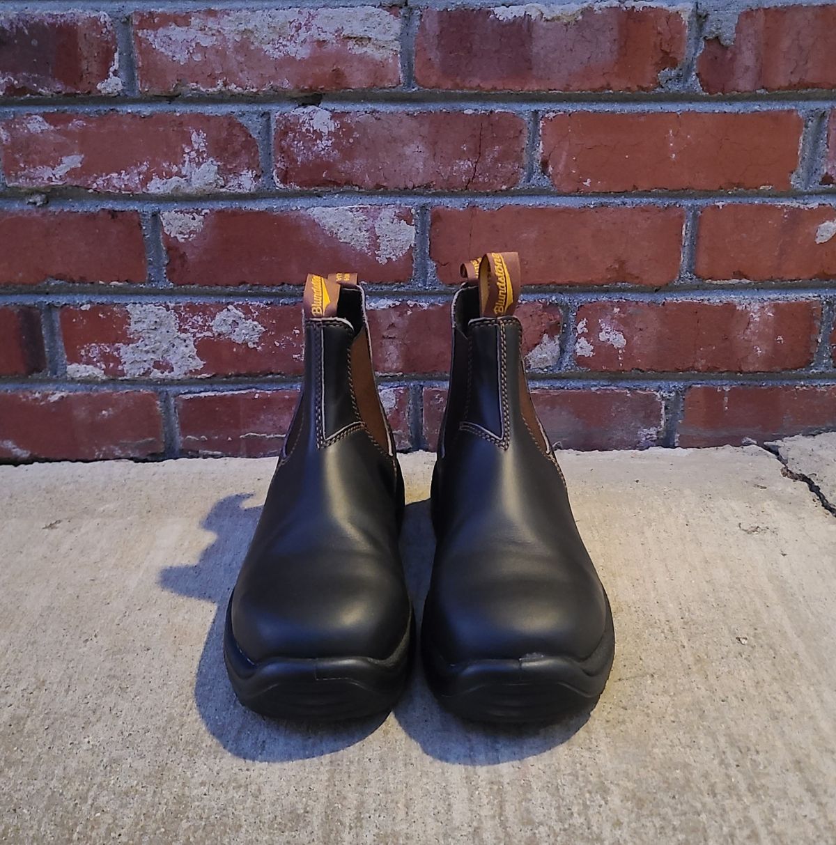 Photo by donyey on October 2, 2024 of the Blundstone 172 in Stout Brown.