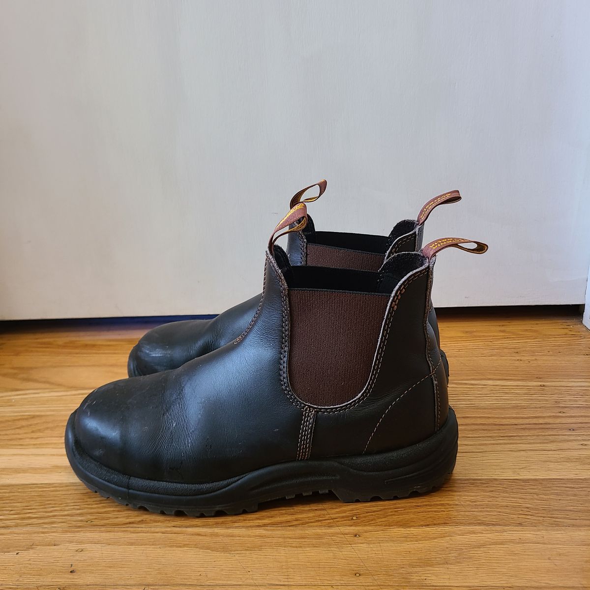 Photo by donyey on November 3, 2024 of the Blundstone 172 in Stout Brown.