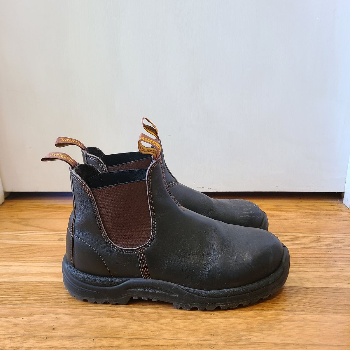 Photo by donyey on November 3, 2024 of the Blundstone 172 in Stout Brown.