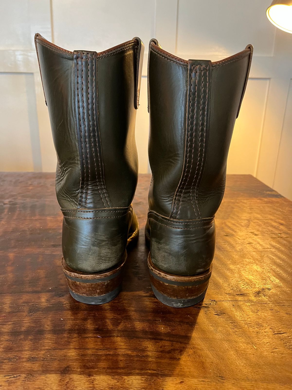 Photo by sthilburn on December 3, 2022 of the Wesco Morrison in Horween Olive Chromexcel.