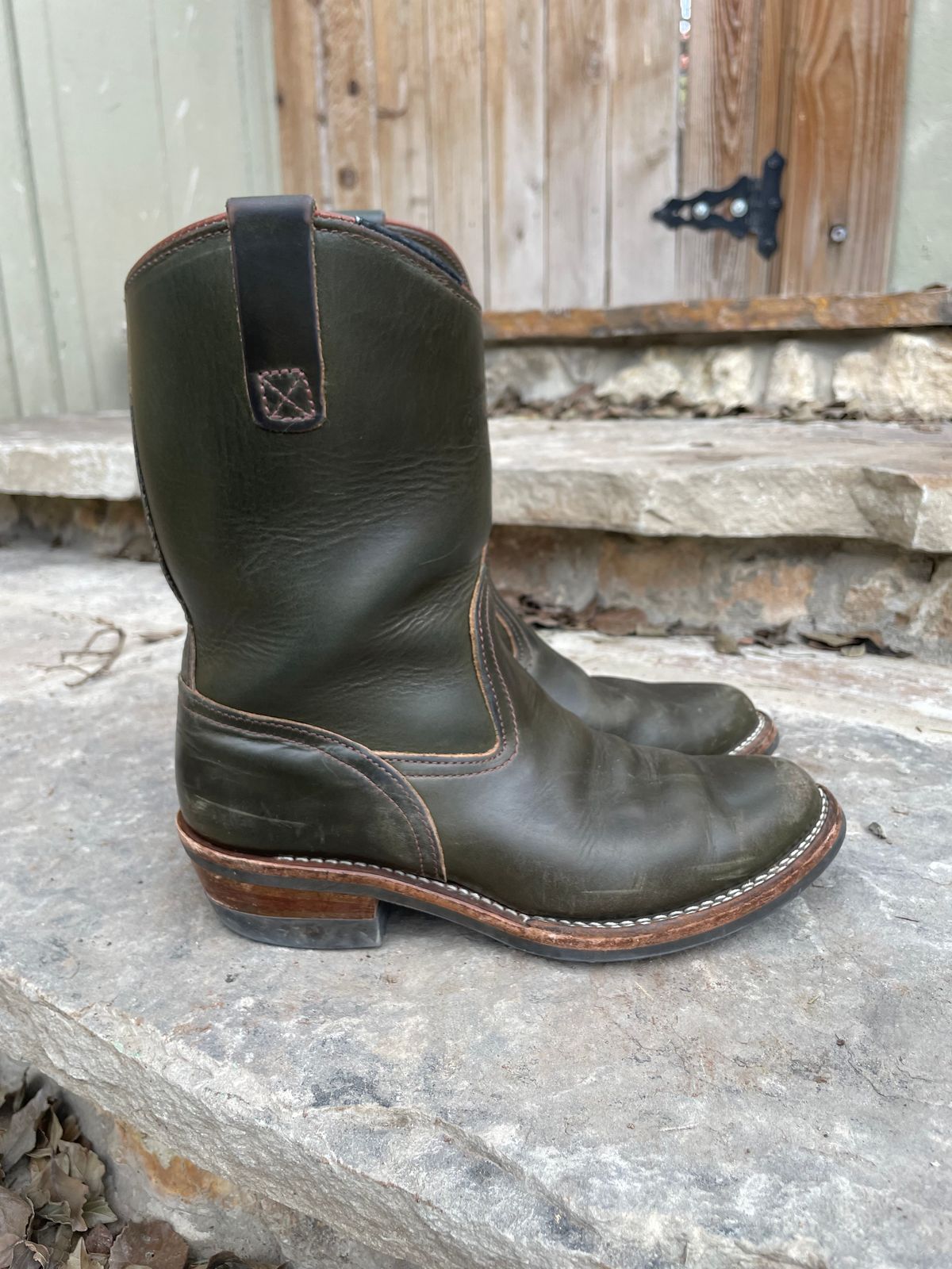 Photo by sthilburn on January 5, 2023 of the Wesco Morrison in Horween Olive Chromexcel.