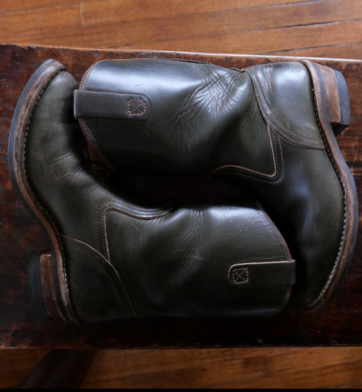 Photo by sthilburn on April 4, 2023 of the Wesco Morrison in Horween Olive Chromexcel.