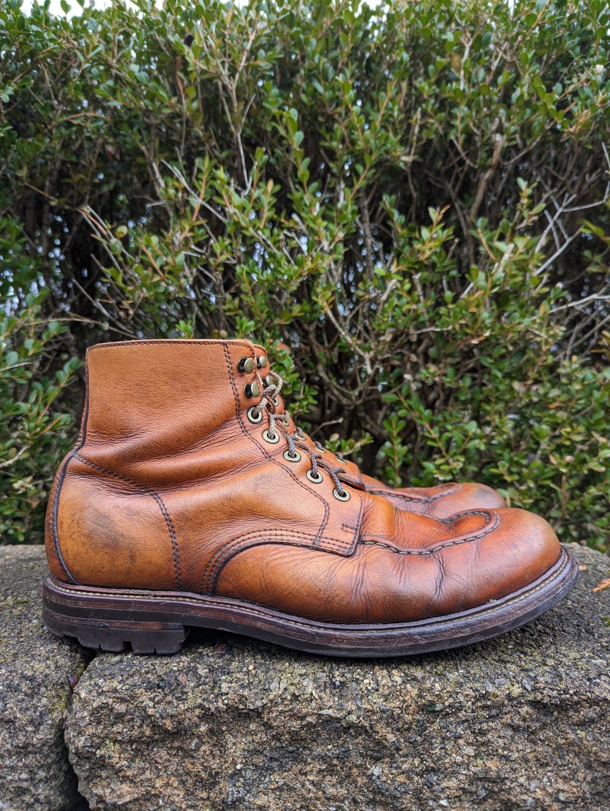 Photo by clefke on January 1, 2023 of the Grant Stone Brass Boot in Horween Tan Essex.