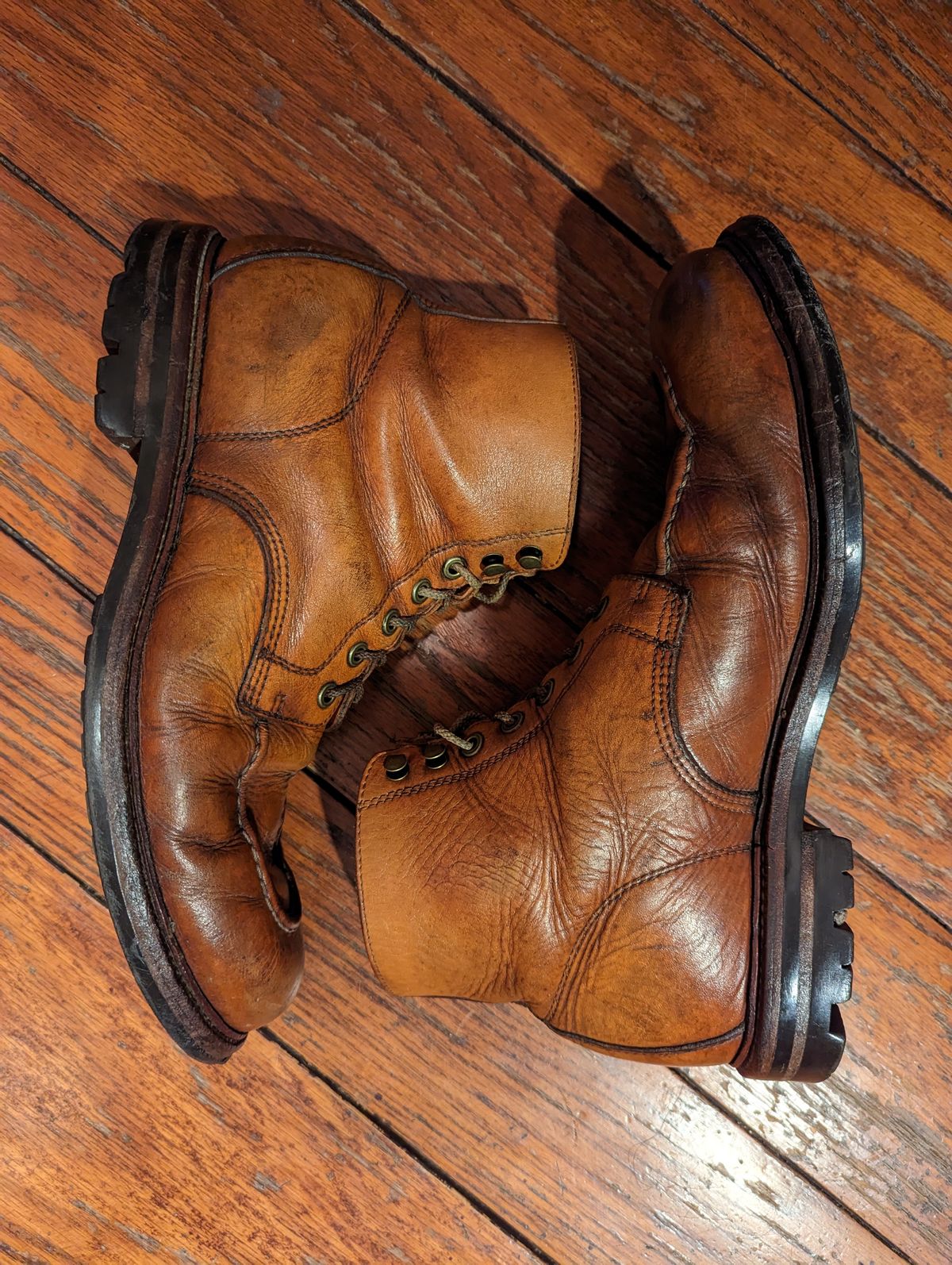 Photo by clefke on February 19, 2023 of the Grant Stone Brass Boot in Horween Tan Essex.