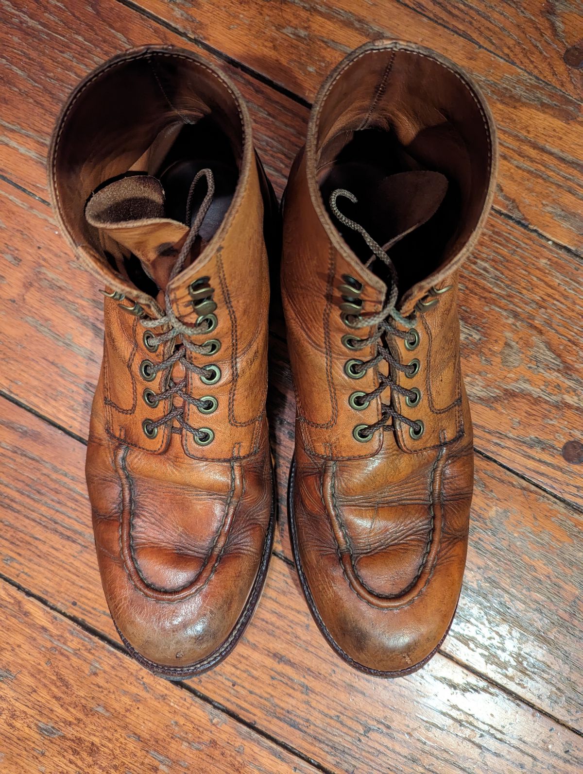 Photo by clefke on February 19, 2023 of the Grant Stone Brass Boot in Horween Tan Essex.