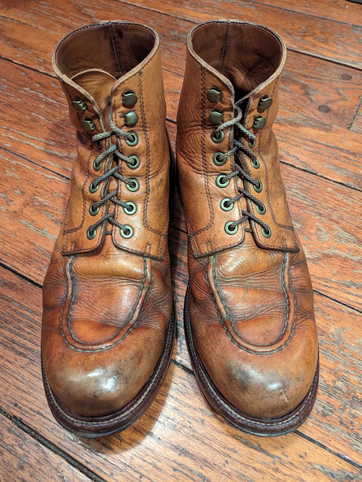 Photo by clefke on February 19, 2023 of the Grant Stone Brass Boot in Horween Tan Essex.