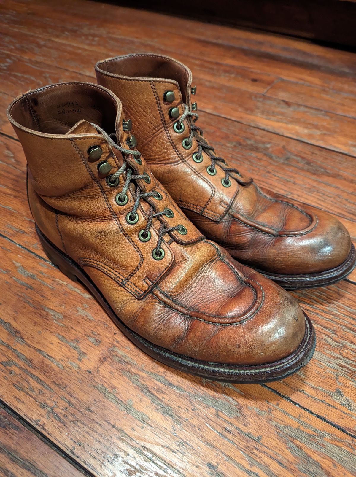 Photo by clefke on February 19, 2023 of the Grant Stone Brass Boot in Horween Tan Essex.