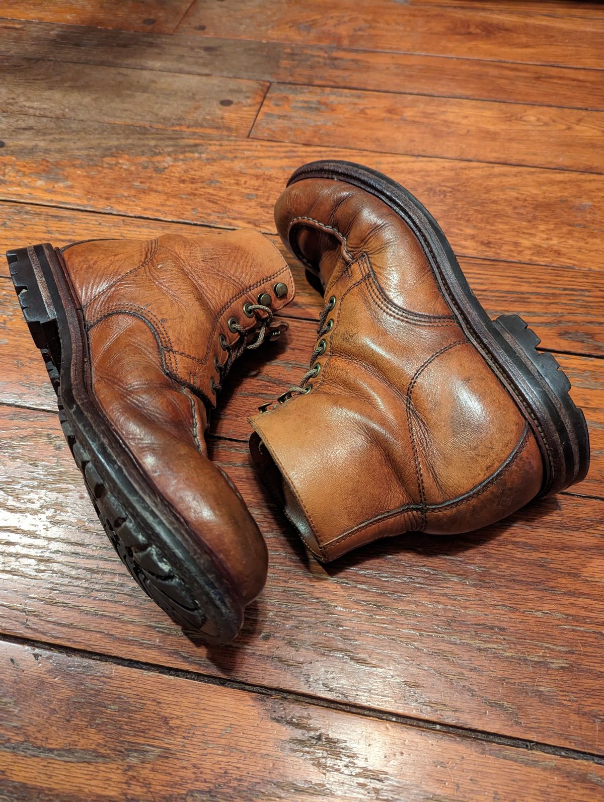 Photo by clefke on February 19, 2023 of the Grant Stone Brass Boot in Horween Tan Essex.