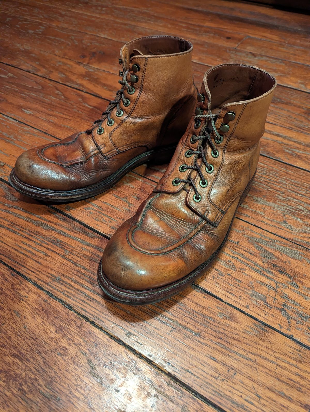 Photo by clefke on February 19, 2023 of the Grant Stone Brass Boot in Horween Tan Essex.