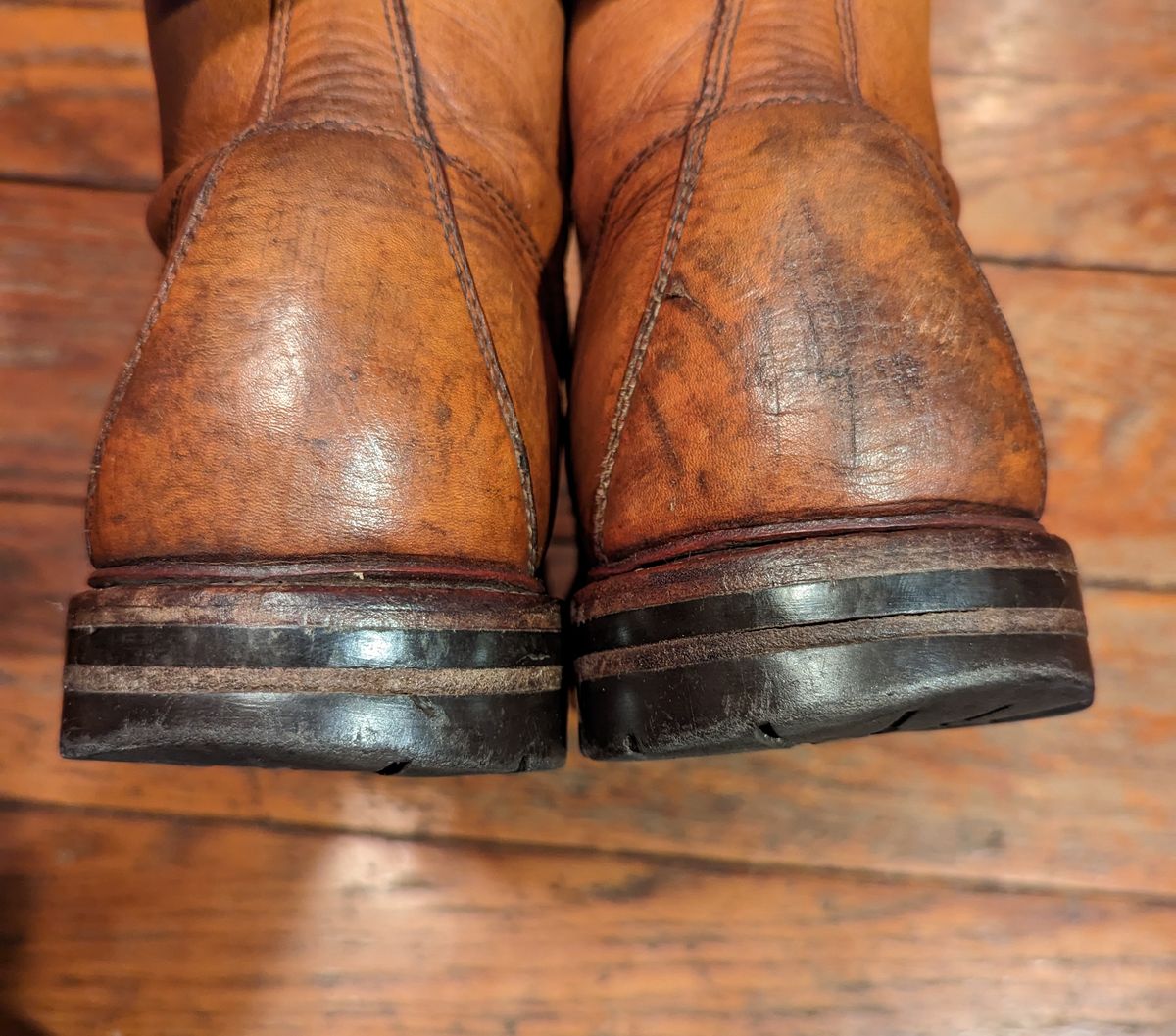 Photo by clefke on February 19, 2023 of the Grant Stone Brass Boot in Horween Tan Essex.