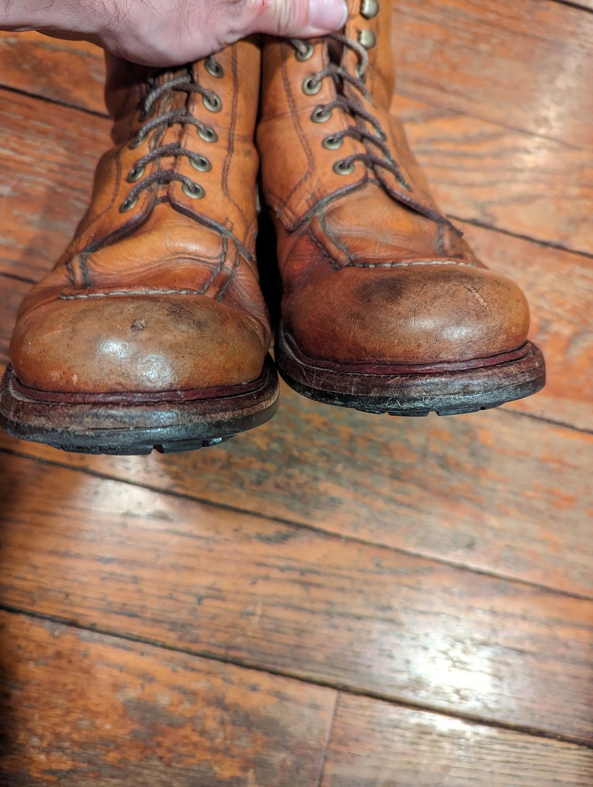 Photo by clefke on February 19, 2023 of the Grant Stone Brass Boot in Horween Tan Essex.