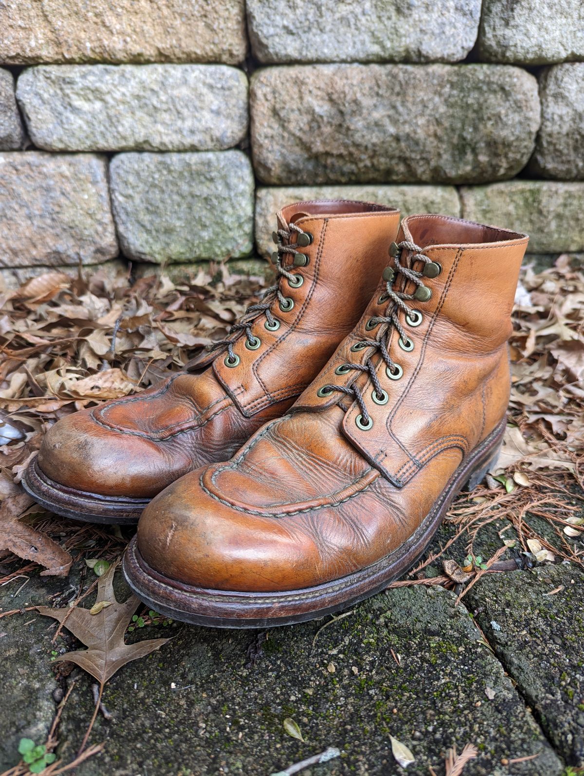 Photo by clefke on March 27, 2023 of the Grant Stone Brass Boot in Horween Tan Essex.