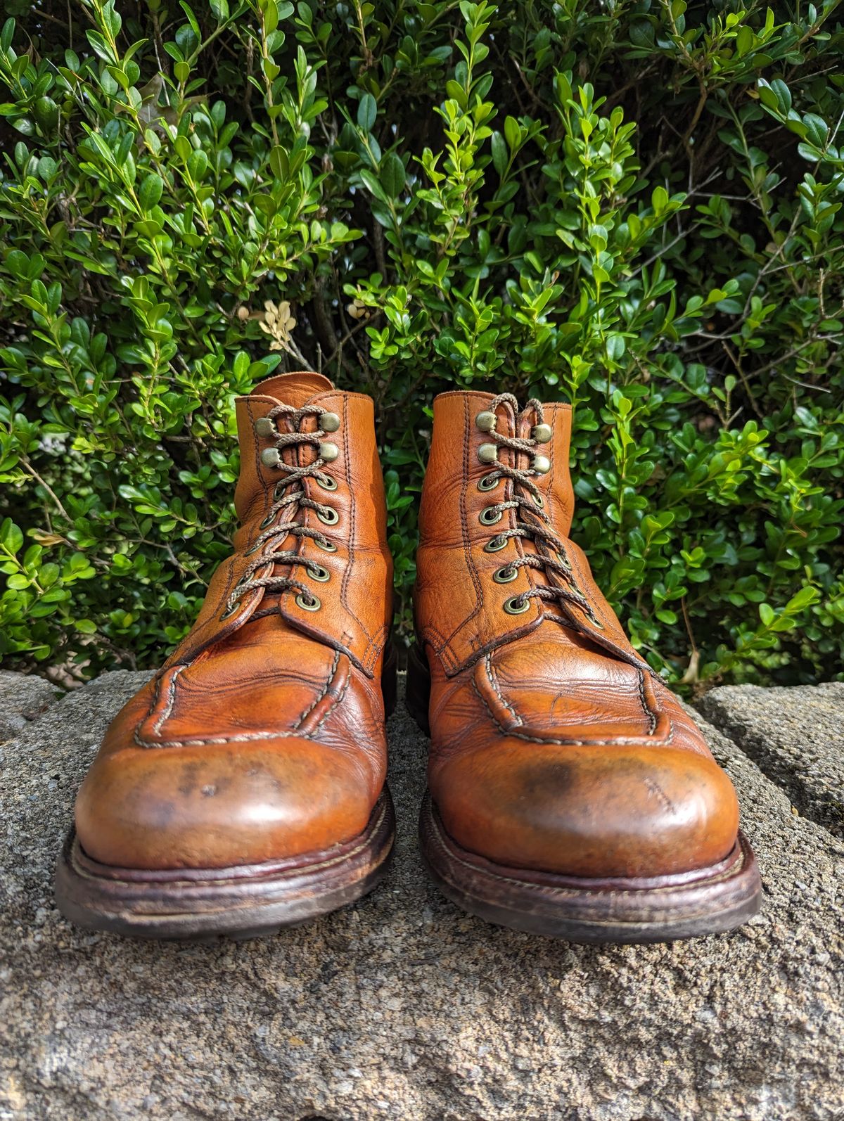 Photo by clefke on July 20, 2023 of the Grant Stone Brass Boot in Horween Tan Essex.