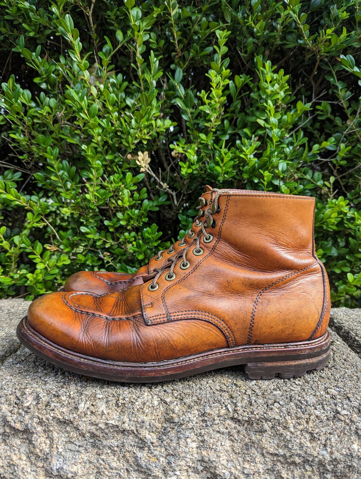 Photo by clefke on July 20, 2023 of the Grant Stone Brass Boot in Horween Tan Essex.