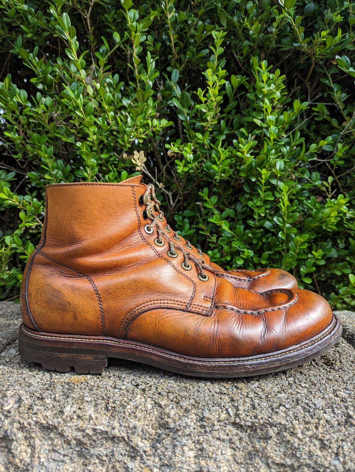 Photo by clefke on July 20, 2023 of the Grant Stone Brass Boot in Horween Tan Essex.