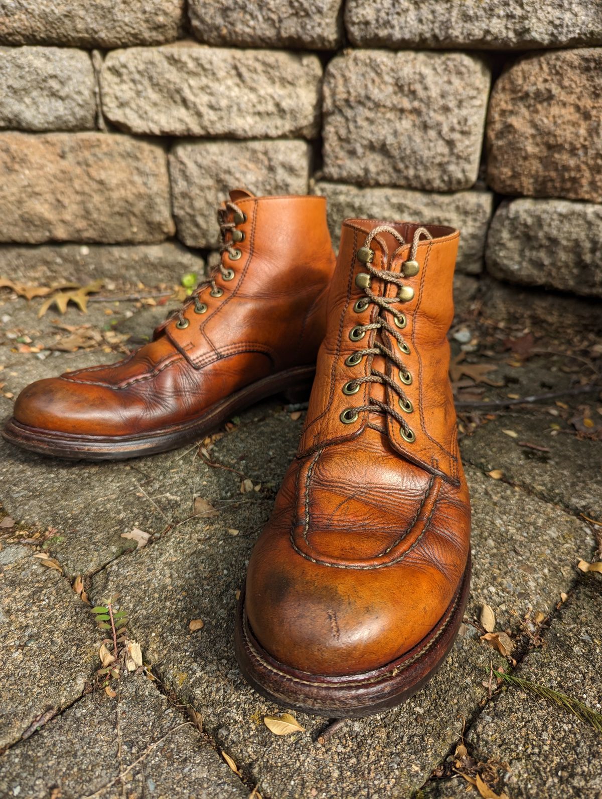 Photo by clefke on July 20, 2023 of the Grant Stone Brass Boot in Horween Tan Essex.