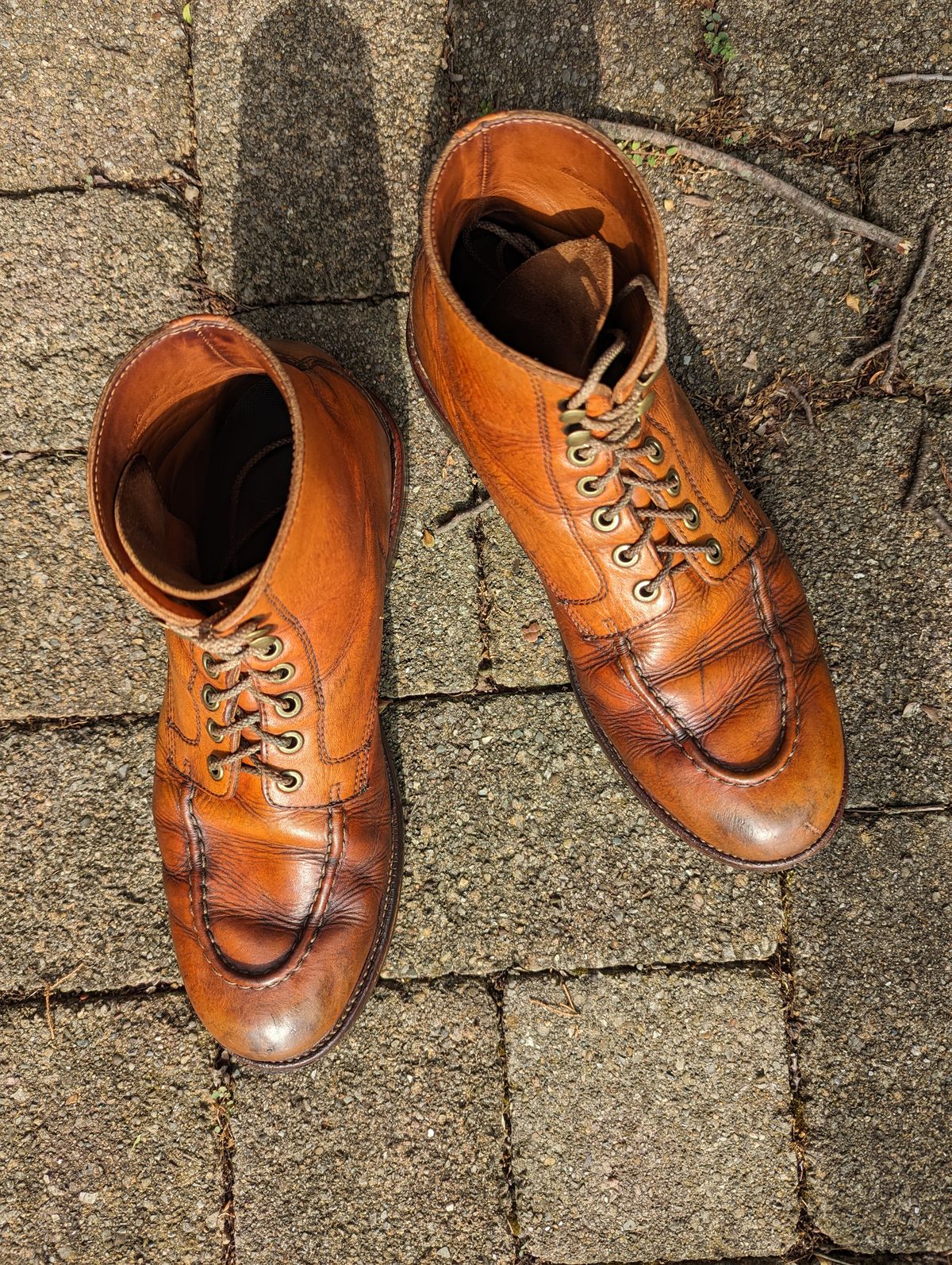 Photo by clefke on July 20, 2023 of the Grant Stone Brass Boot in Horween Tan Essex.