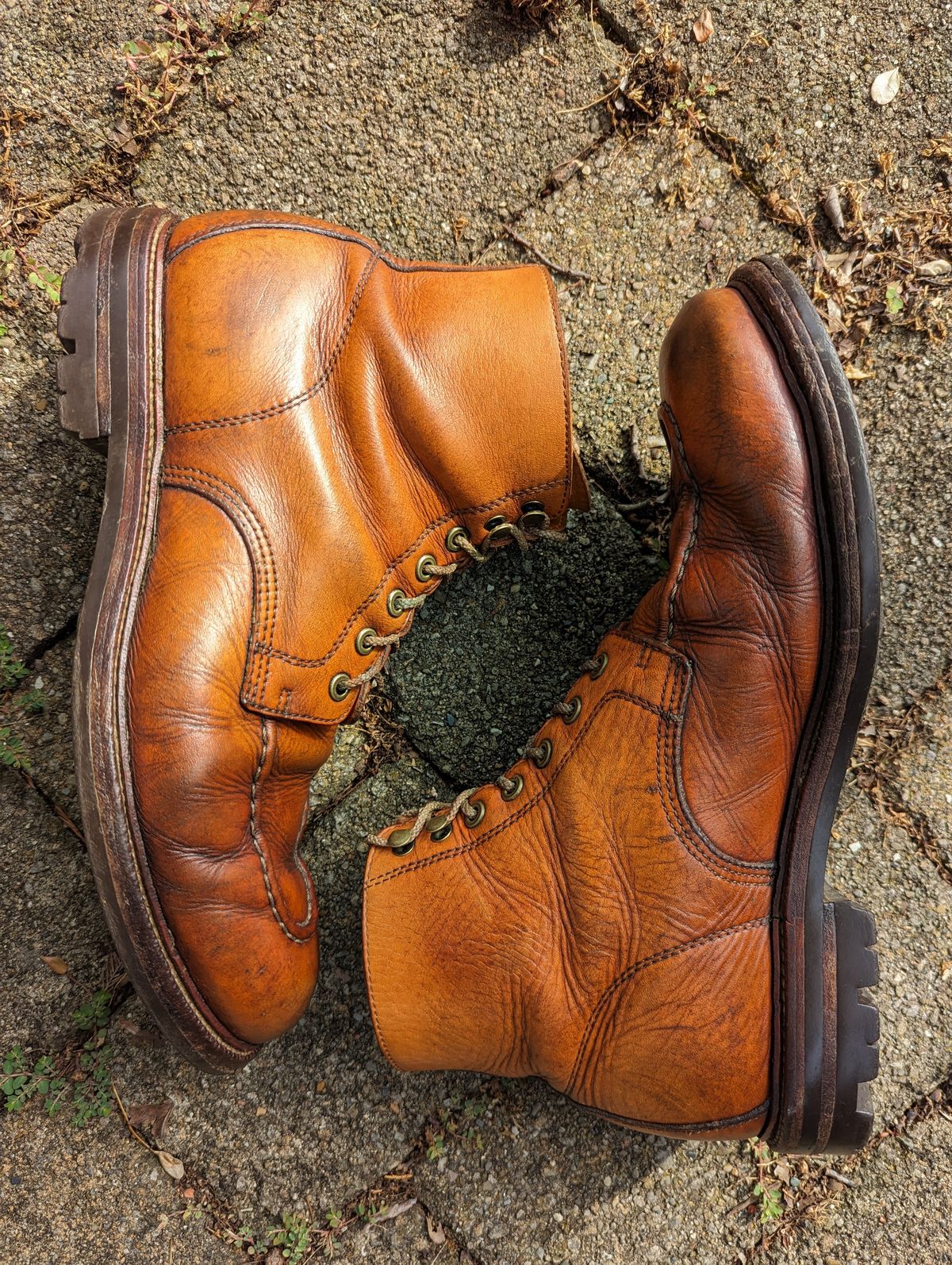 Photo by clefke on July 20, 2023 of the Grant Stone Brass Boot in Horween Tan Essex.