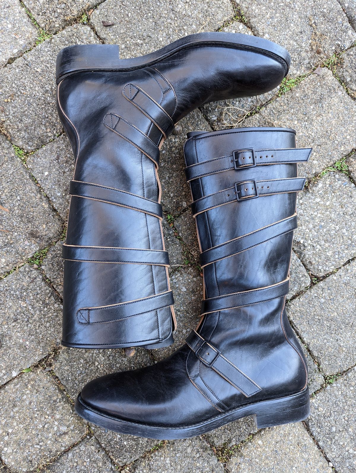 Photo by clefke on November 10, 2022 of the Benzein The Hanker Tanker Boots in Horween Horsehide Overdyed Black.