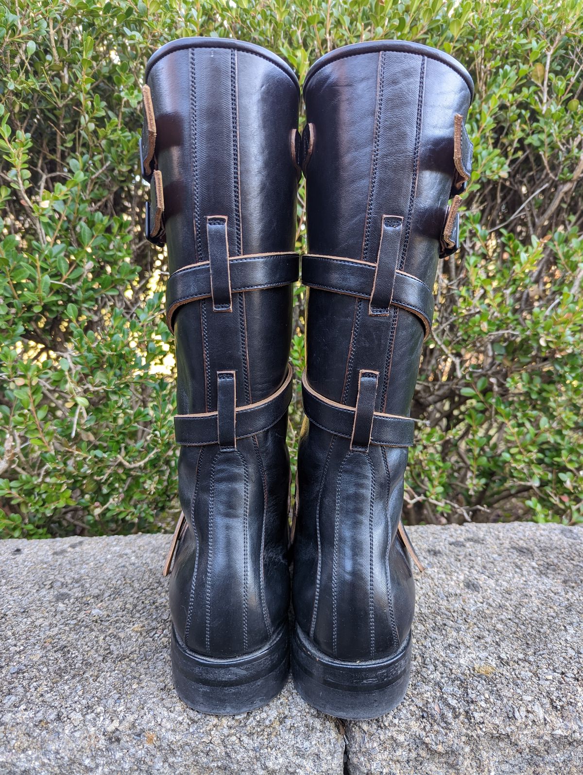 Photo by clefke on November 10, 2022 of the Benzein The Hanker Tanker Boots in Horween Horsehide Overdyed Black.
