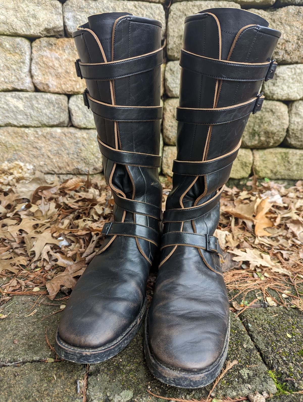 Photo by clefke on March 27, 2023 of the Benzein The Hanker Tanker Boots in Horween Horsehide Overdyed Black.