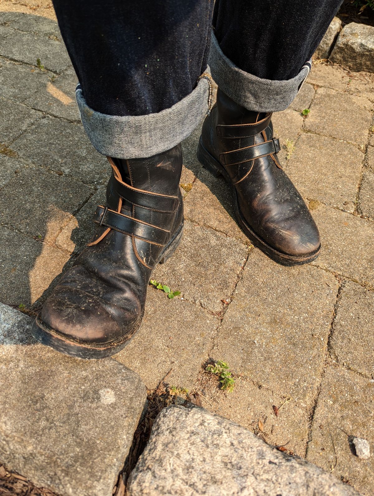 Photo by clefke on June 4, 2023 of the Benzein The Hanker Tanker Boots in Horween Horsehide Overdyed Black.