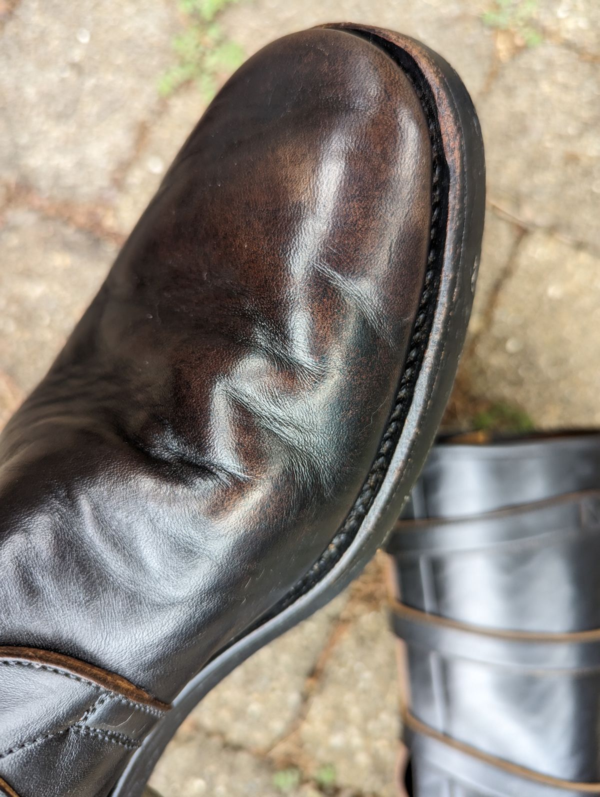 Photo by clefke on June 16, 2023 of the Benzein The Hanker Tanker Boots in Horween Horsehide Overdyed Black.