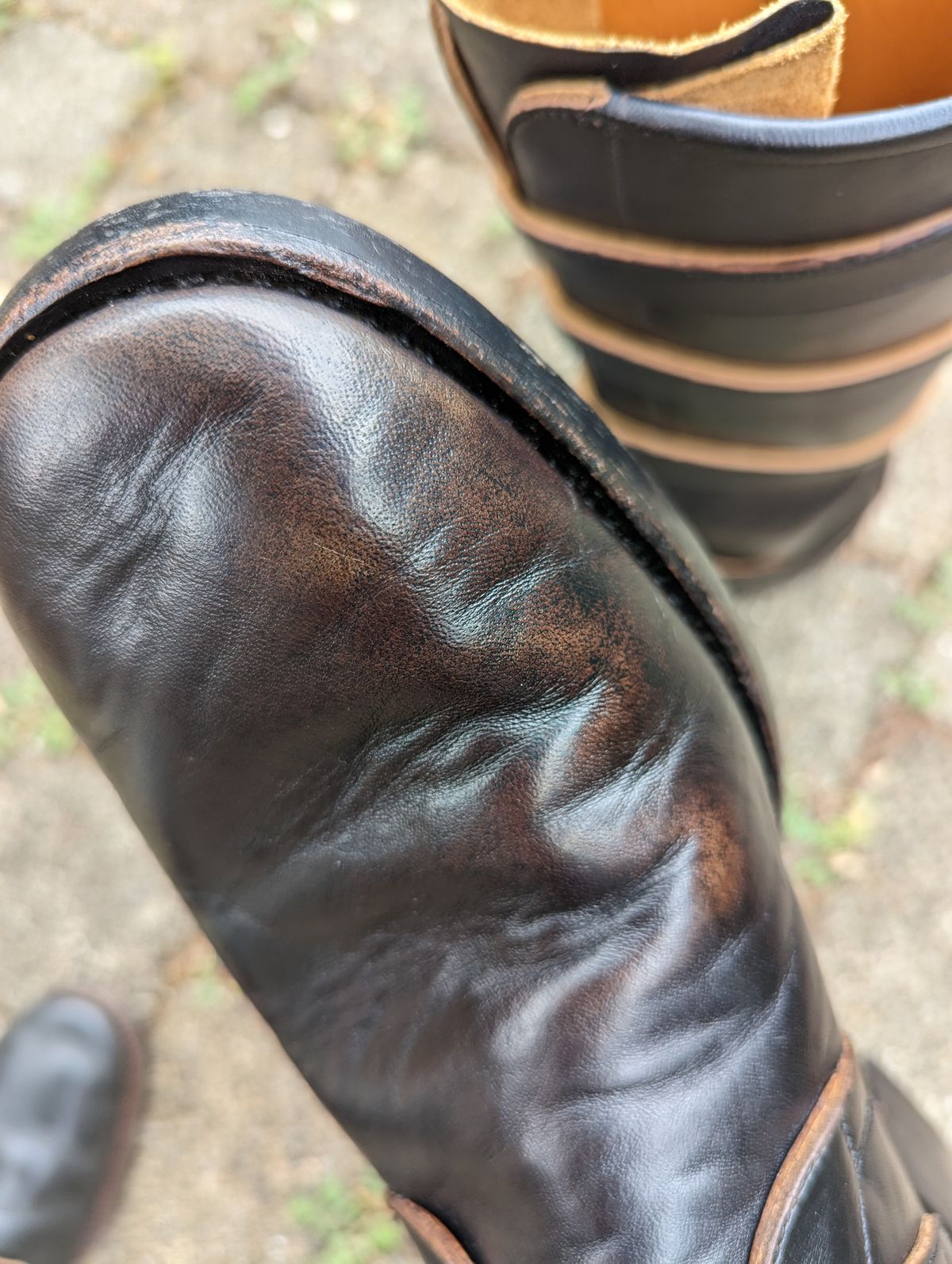 Photo by clefke on June 16, 2023 of the Benzein The Hanker Tanker Boots in Horween Horsehide Overdyed Black.