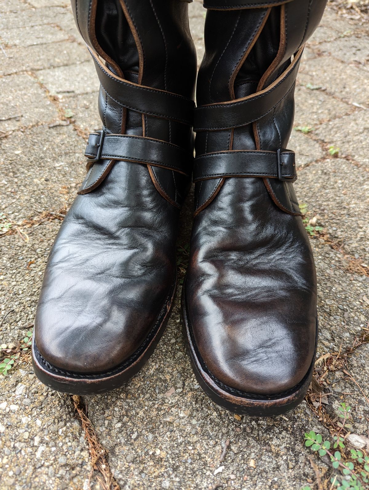 Photo by clefke on June 16, 2023 of the Benzein The Hanker Tanker Boots in Horween Horsehide Overdyed Black.