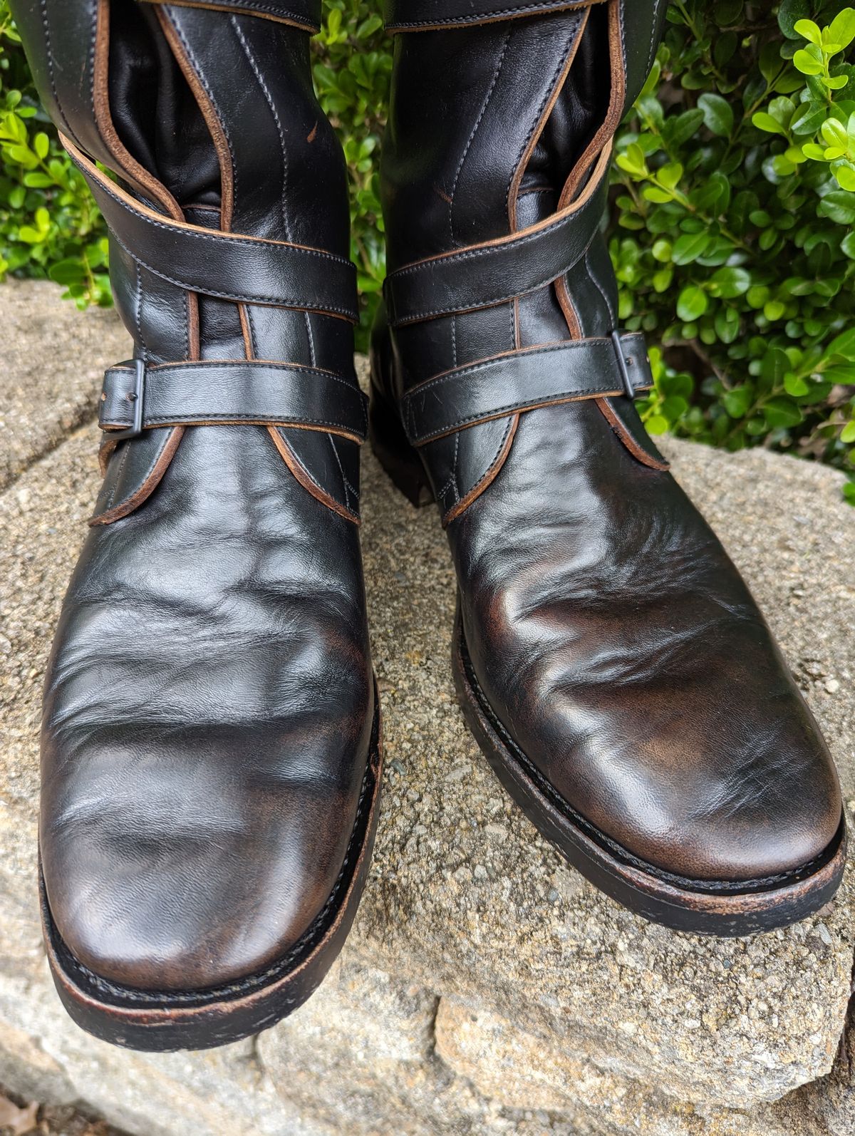 Photo by clefke on June 16, 2023 of the Benzein The Hanker Tanker Boots in Horween Horsehide Overdyed Black.