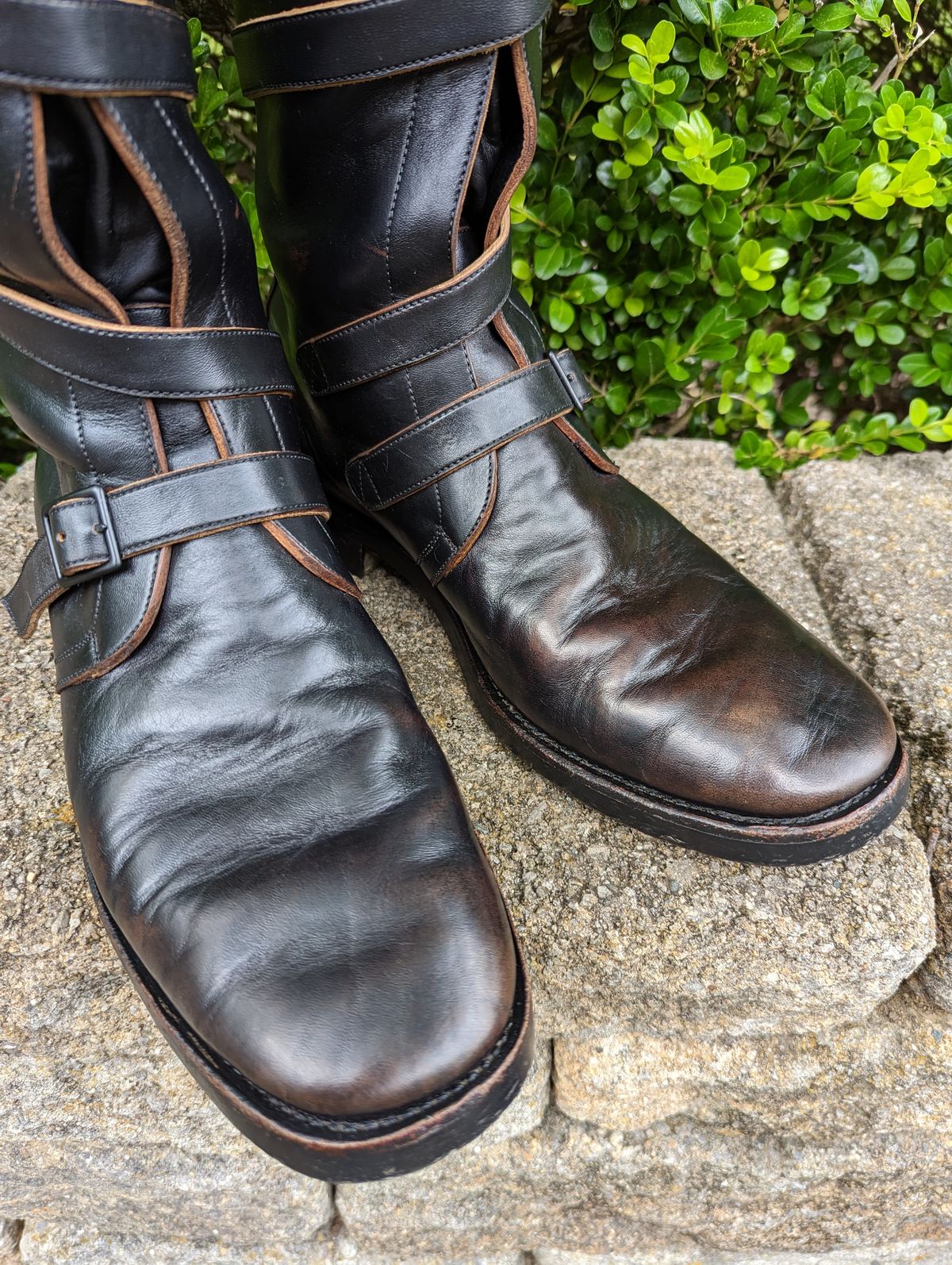 Photo by clefke on June 16, 2023 of the Benzein The Hanker Tanker Boots in Horween Horsehide Overdyed Black.